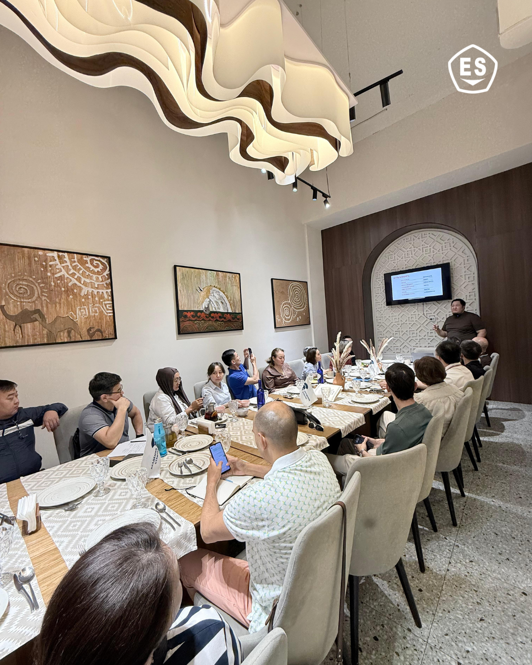 Бизнес-завтрак с Русланом Мухамеджановым: маркетинг как искусство и стратегия